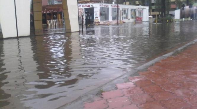 isu prahova drumuri subsoluri inundate sinaia ploaie torentiala