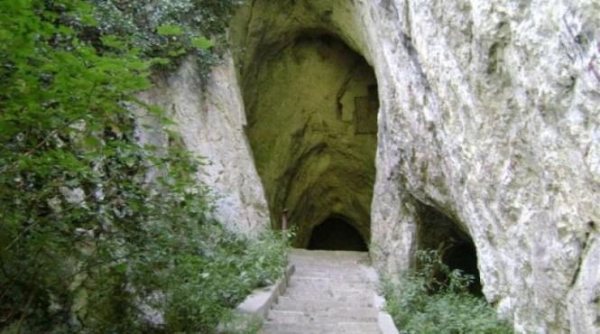 loc unic europa mister pestera adam