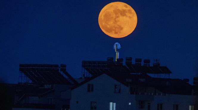 luna capsuna vizibila nopti rusalii