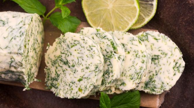 unt ierburi aromatice busuioc chives salvie menta