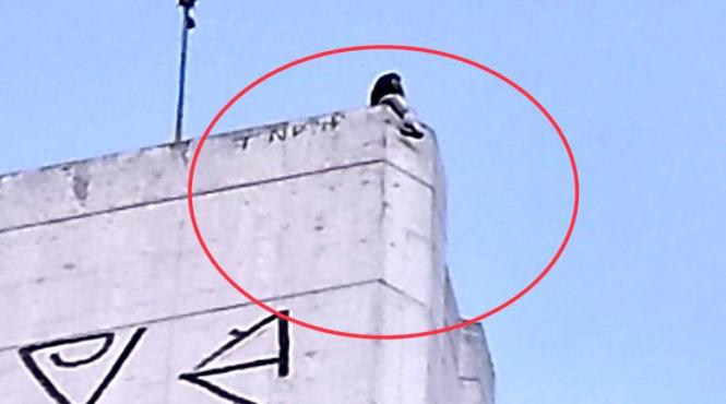 barbat ameninta arunca pod barasab trafic blocat