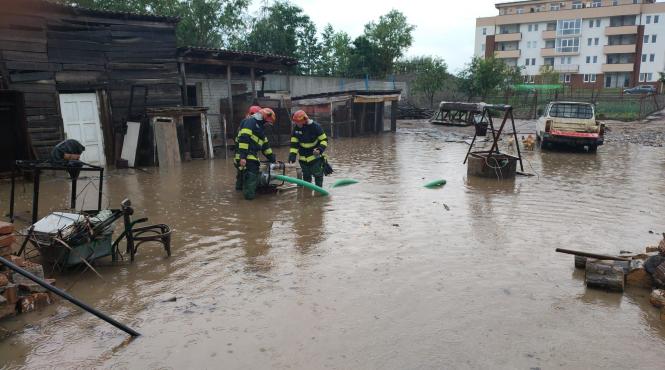 inundatii proportii 9 judete 30 localitati grav afectate sute case curti strazi sub ape