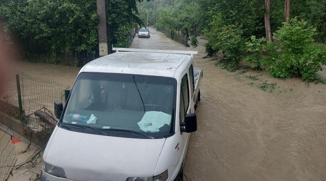 salvate blocate autoutilitara inundatii