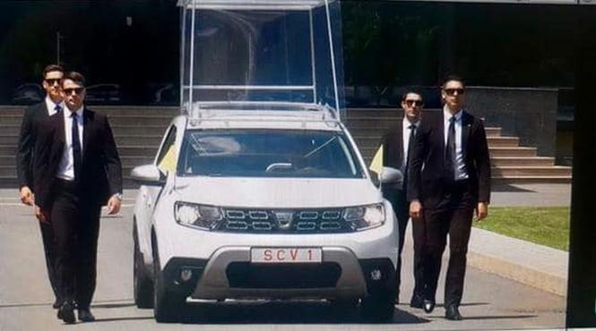 papamobil romanesc sibiu curte muzeu national brukenthal