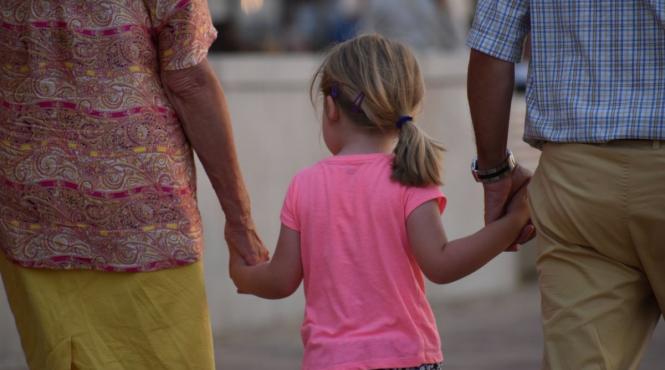 bani bunici rude cresc copii parinti strainatate