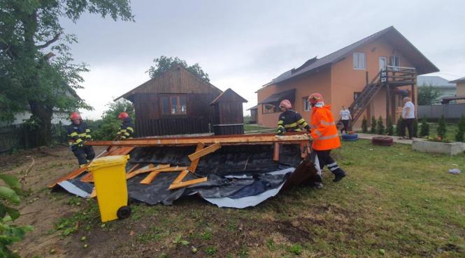 furtuna puternica in suceava copaci doborati si acoperisuri smulse de vant