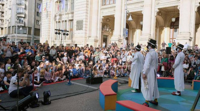 statui vivante teatru de papusi spectacole lectura si acrobatii in programul weekendului 15 16 iulie strazi deschise pe calea victoriei