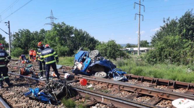 accident cumplit bacau masina spulberata tren patru persoane murit doi copii
