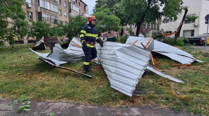 oradea devastata furtuna acoperis distrus masini avariate copaci doborati