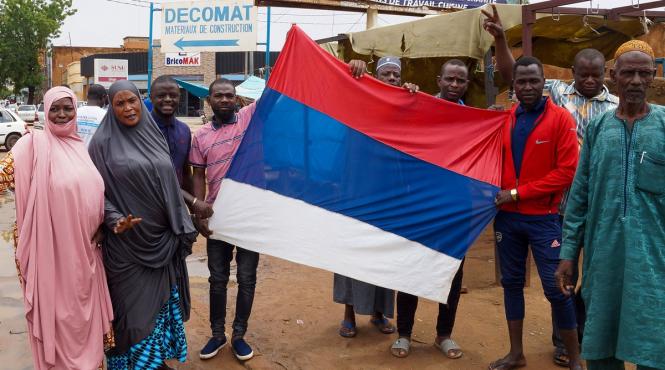 ambasada frantei niger atacata protestatari