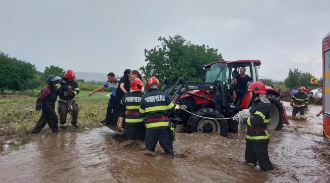ploaie ravagii tulcea oameni masini viitura