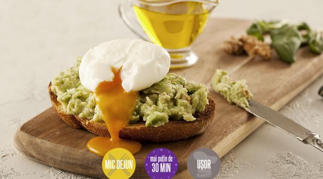 mic dejun sandvis avocado ou posat