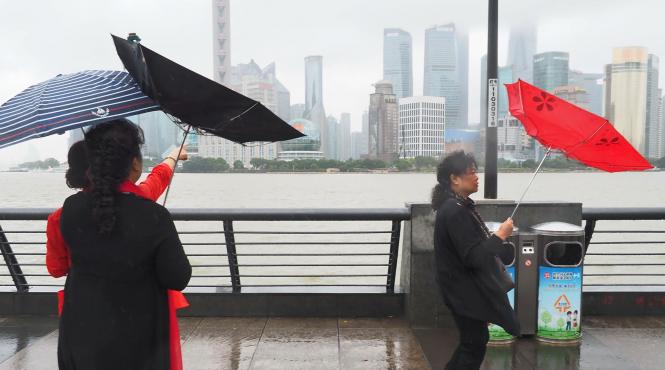 zeci mii cercetasi evacuati coreea furtuna khanun