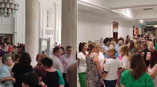 scandal la ministerul finantelor publice angajatii protesteaza in holul institutiei