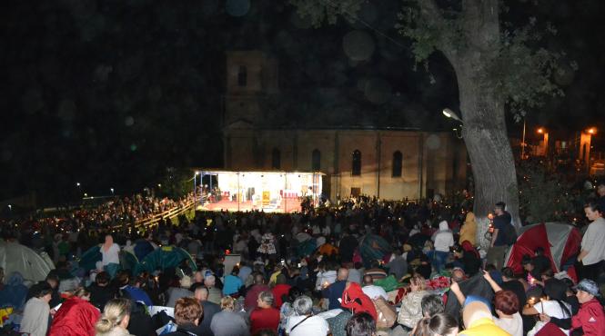 coate genunchi rugaciune maica domnului icoana minuni manastire nicula