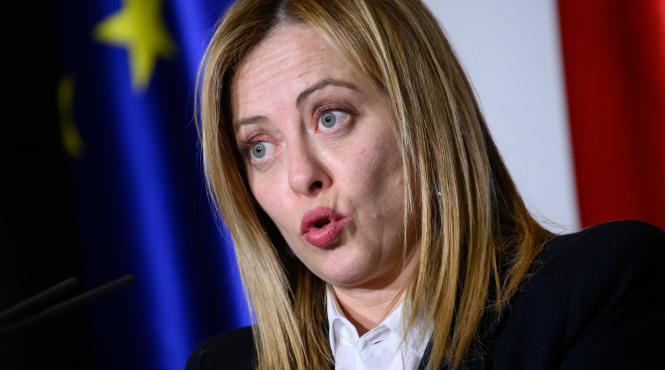 guvern italia platit factura turisti idioti albania