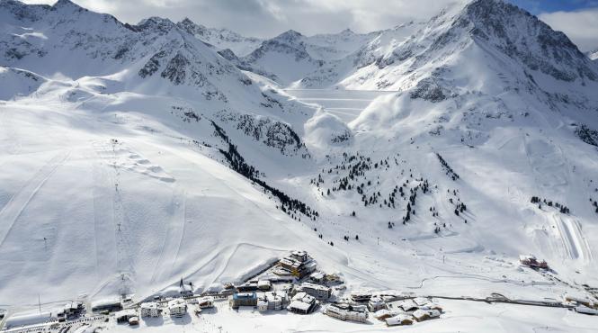 descoperire macabra alpii austrieci gasit cadavru barbat mort 22 ani