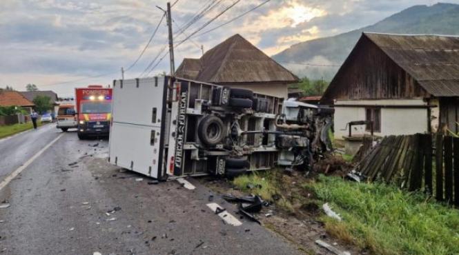 raniti trei copii accident tir microbuz