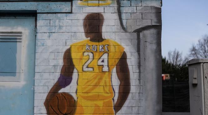 la lakers il va onora pe kobe bryant cu o statuie de bronz