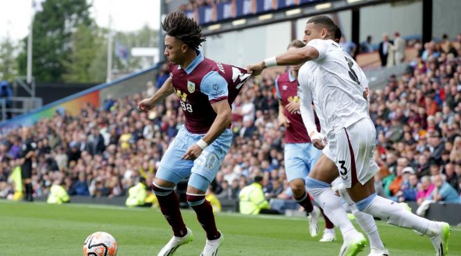 autobuzul echipei aston villa atacat caramida victoria burnley