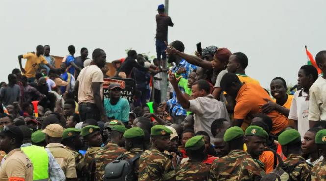 protest urias niger cer plecare militari francezi tara