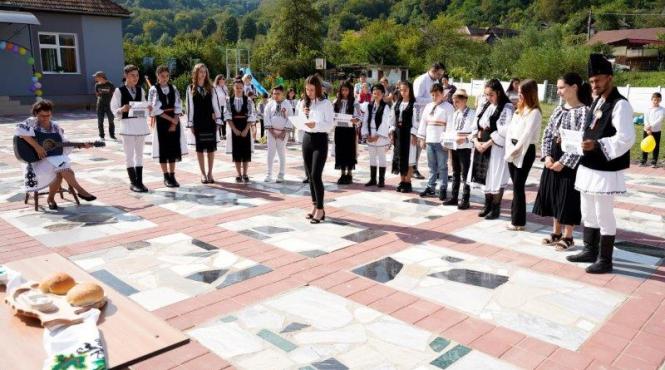 emil hurezeanu a inaugurat scoala gimnaziala si gradinita martian negrea din comuna valea viilor renovate de asociatia bookland