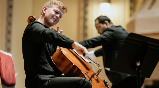 filarmonica arad dirijorul alexandru ilie si violoncelistul benjamin kruithof uimesc publicul aradean