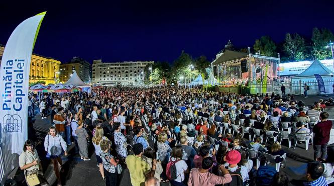 piata festivalului continua cu sase zile de concerte de muzica clasica in acorduri neconventionale muzica de opera recitaluri camerale muzica corala cafe concert si muzica rock la instrumente clasice
