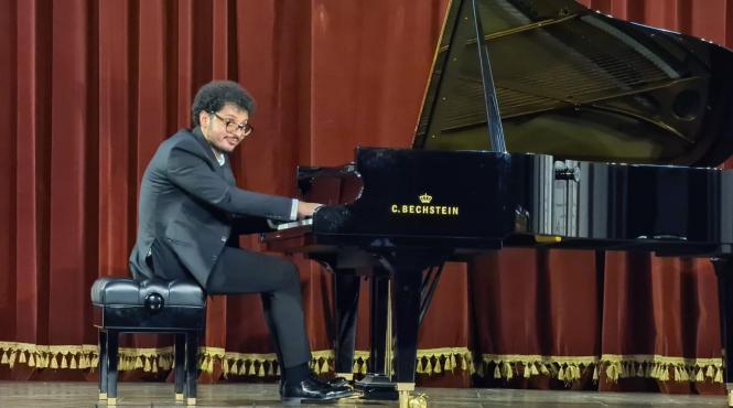 turneul national un artist un pian si un tambal clasic jazz folclor in transilvania pianistul catalin raducanu sustine concerte la brasov deva si arad pe 24 25 si 26 septembrie