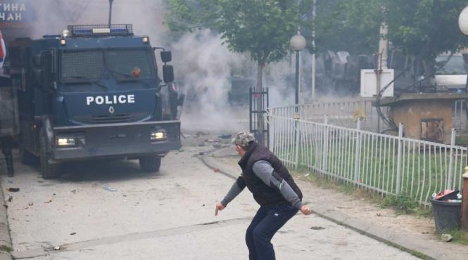 violente kosovo zeci sarbi inarmati asediati biserica politist trei suspecti ucisi