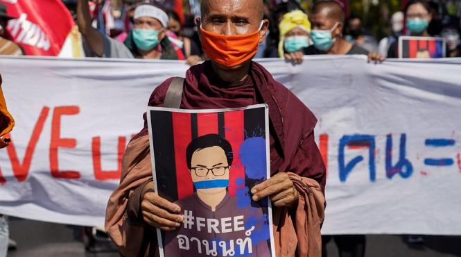 activist thailandez condamnat 4 ani insulte regale