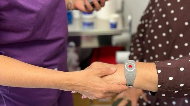 seniori monitorizati sistem asistenta medicala bratara vietii