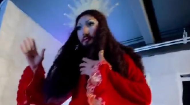 travestit din filipine arestat pentru obscenitate deoarece l a interpretat pe iisus