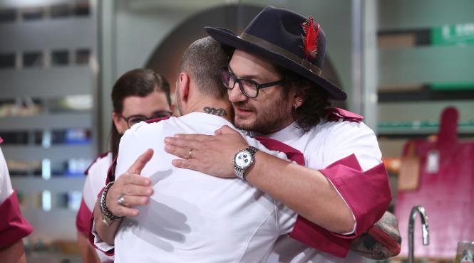 deznodamant surprinzator aseara la chefi la cutite intr o editie lider de audienta si care a inregistrat un nou record in acest sezon alex bunea trece din echipa lui amanita regala in echipa saint tropez