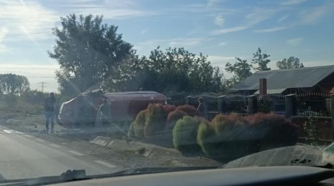 accident grav pe o sosea din dambovita o autoutilitara a fost lovita de o alta masina si proiectata intr un cap de pod intervine un elicopter smurd