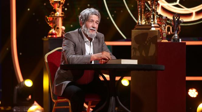 adrian paunescu moment fabulos interpretat de actorul radu pietreanu pe scena iroast vino gica sa fii inca o data erou romania s o faci campioana din nou