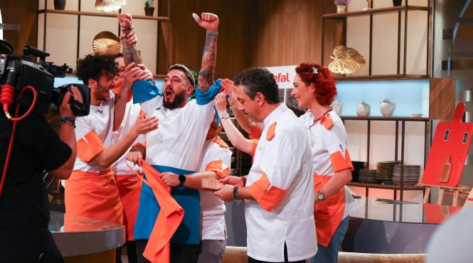 rasturnare de situatie la chefi la cutite intr o editie lider de audienta cosmin berki a fost salvat de echipa saint tropez