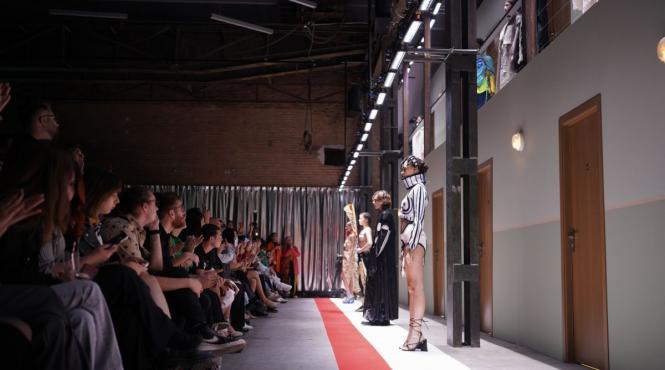 s a incheiat diploma show editia a x a peste 10 000 de persoane au admirat lucrarile noii generatii de artisti arhitecti si designeri romani