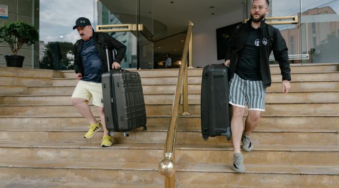 marea premiera a celui de al saselea sezon america express cea mai lunga cursa cu bagajele duce concurentii in inima cartierului lui pablo escobar