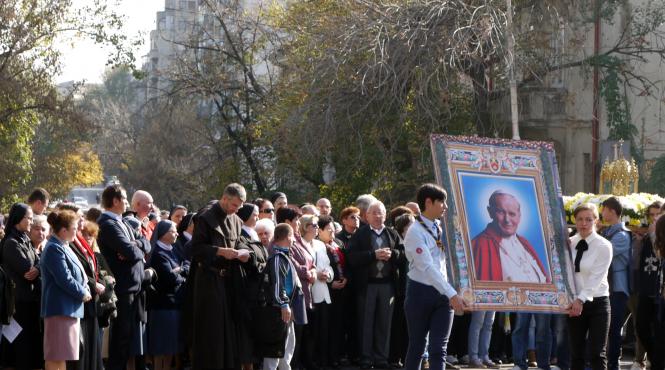 procesiune cu relicva sfantului papa ioan paul al ii lea duminica in capitala restrictii de trafic