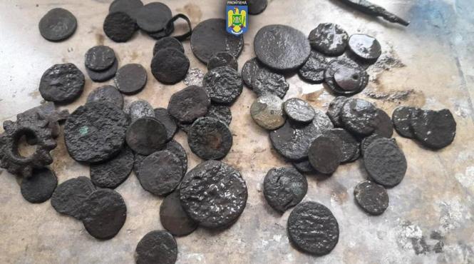 zeci monede bronz argint provenienta romana bagajul cautatori comori bulgari
