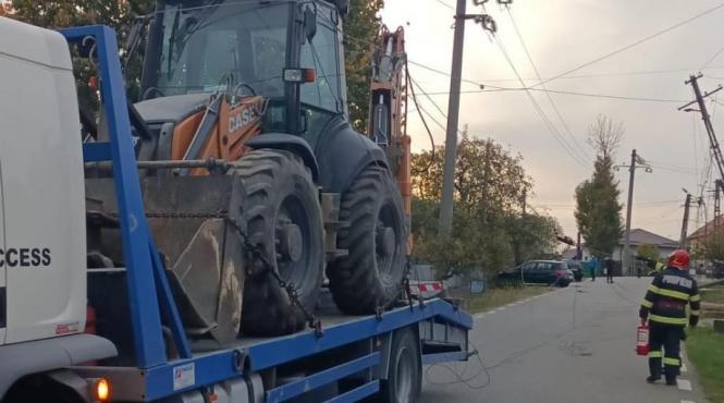 cabluri de electricitate rupte de un tractor pe platforma intr o comuna din arges