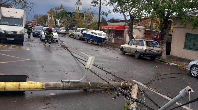 furtuna ravagii judet constanta copaci prabusiti masini