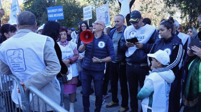 sute bucuresteni protest primaria capitalei nemultumiti nicusor dan