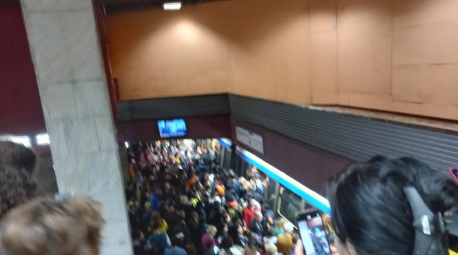 metrou tren defect blocat statia tineretului