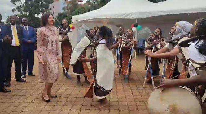 carmen iohannis dans scoli fete kenya