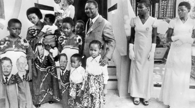 poveste fascinanta romanca vanduta dictator african inchisa palat inconjurat crocodili