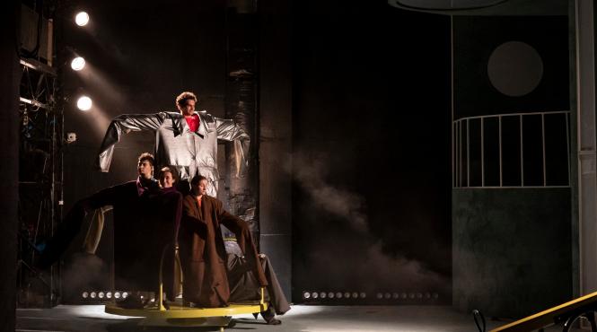 sf super fragil spectacol de teatru fizic pentru adolescenti semnat andrea gavriliu la teatrul excelsior