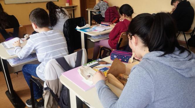 abandon scolar saracia absolvent studii superioare