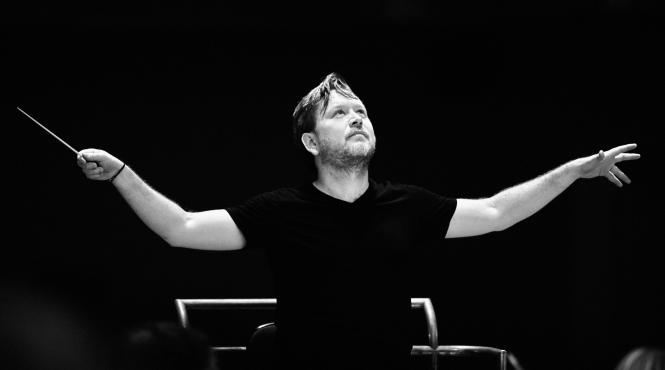 a cantat pentru majestatea sa regina elisabeta a ii a si soseste la sala radio pianistul britanic martin james bartlett